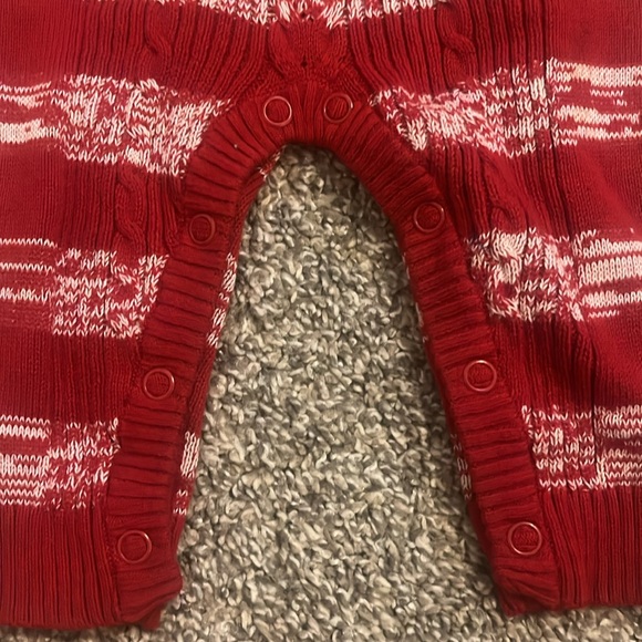 BRAND NEW Cat & Jack Red and White Cable Sweater Snap Onesie Size 0-3M - Picture 2 of 3